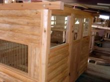 小屋内が明るい個性的なログタイプの犬小屋です。 31.個性的ログ犬小屋